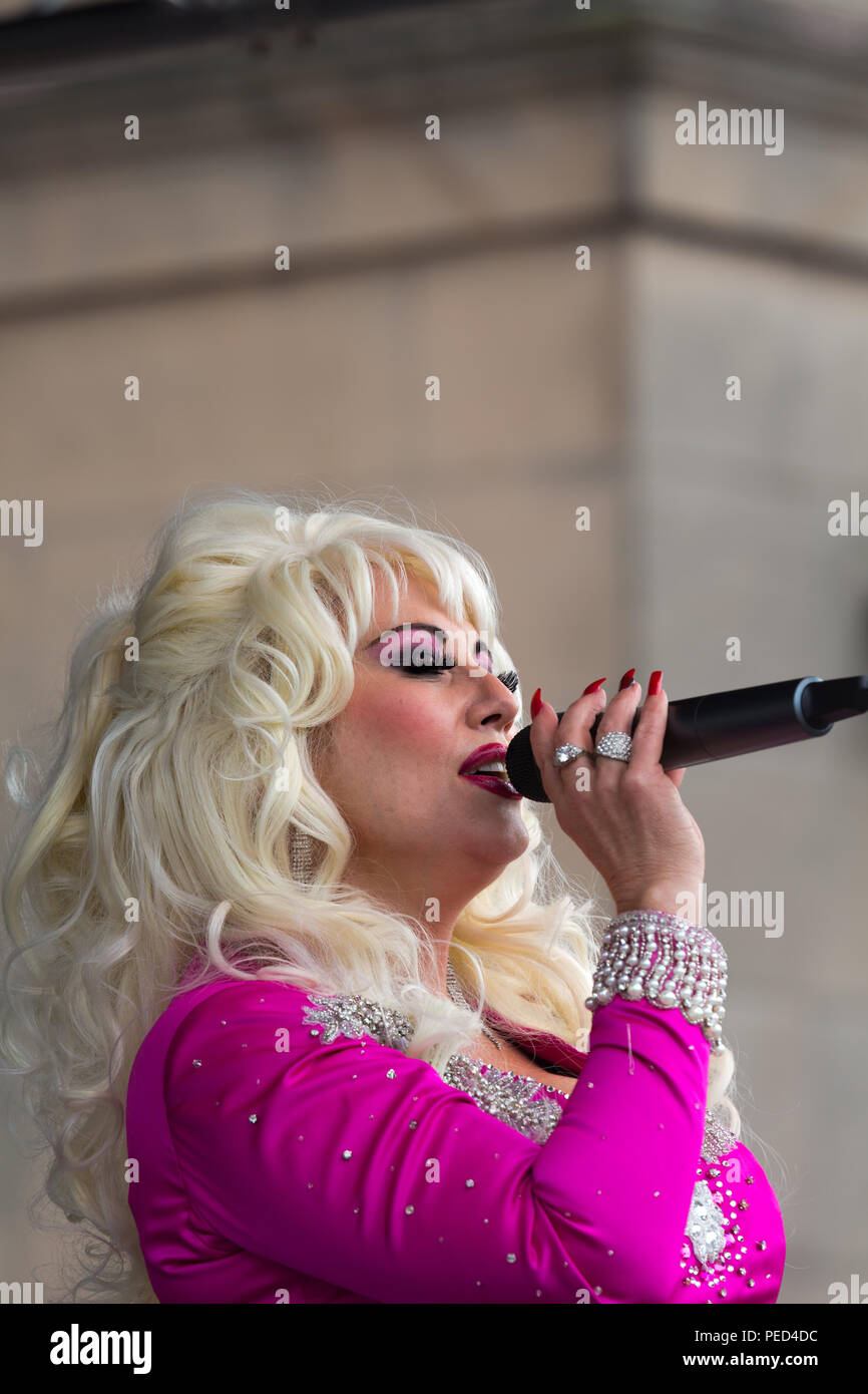 Dolly Parton tributo atto di eseguire sul palco del 2018 Chester orgoglio. Foto Stock
