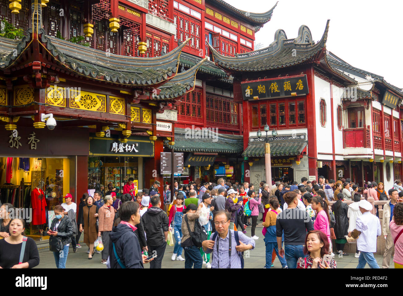 Shopping nella Città Vecchia Shanghai Cina Asia Foto Stock