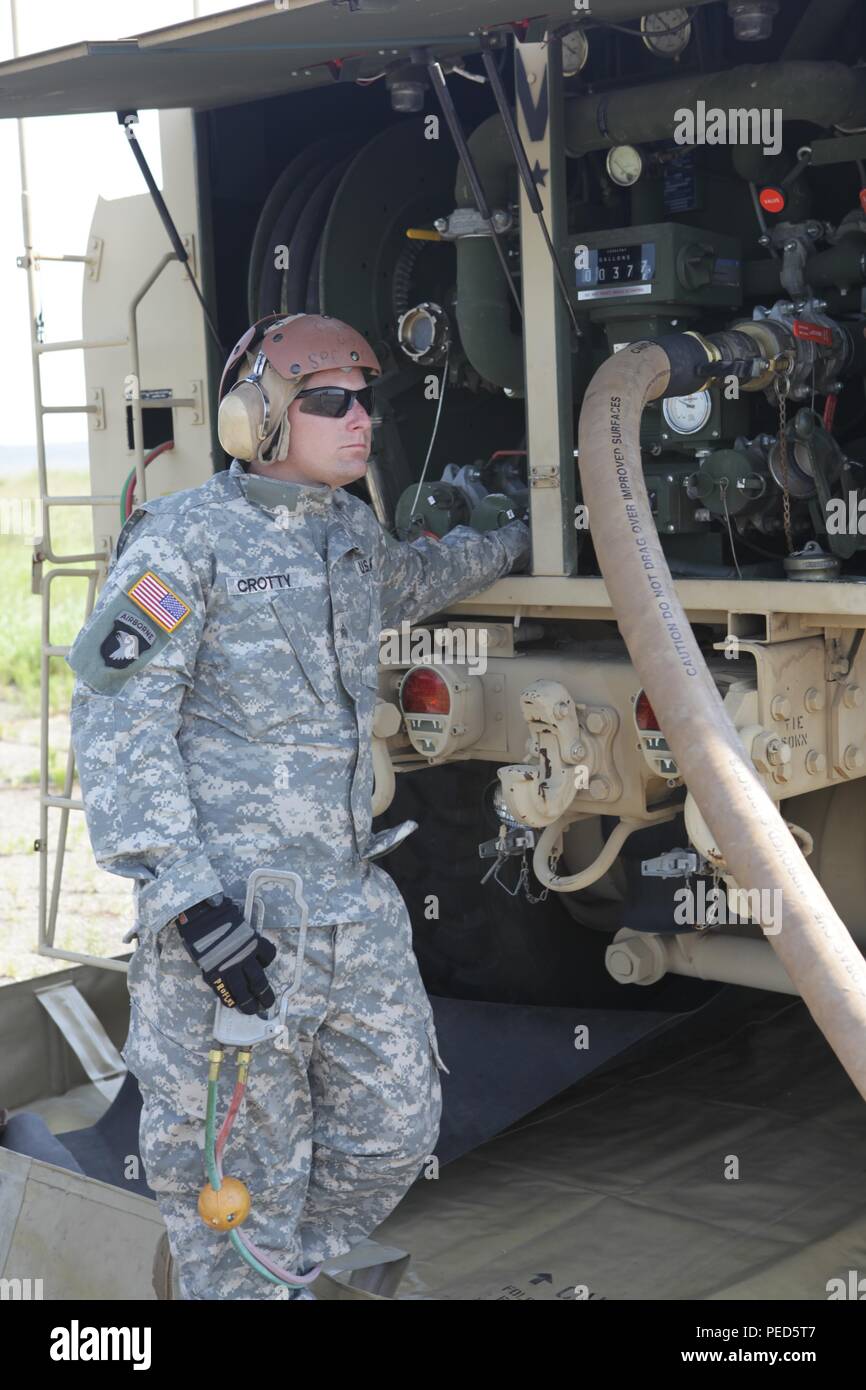 Stati Uniti Esercito Ryan Crotty fro e società, 126 Reggimento di aviazione, R.I. La Guardia Nazionale refuels U.S. Esercito CH-47 elicottero Chinook a Quonset Air National Guard Base durante Leapfest 2015, 1 Agosto, 2015. Leapfest è un paracadute internazionale competizione ospitata dalla 56th squadrone comando, Rhode Island la Guardia Nazionale per promuovere tecniche di alto livello e formazione esprit de corps entro il International Airborne comunità. (U.S. Esercito Foto di Sgt. 1. Classe Orazio Murray/ rilasciato) Foto Stock