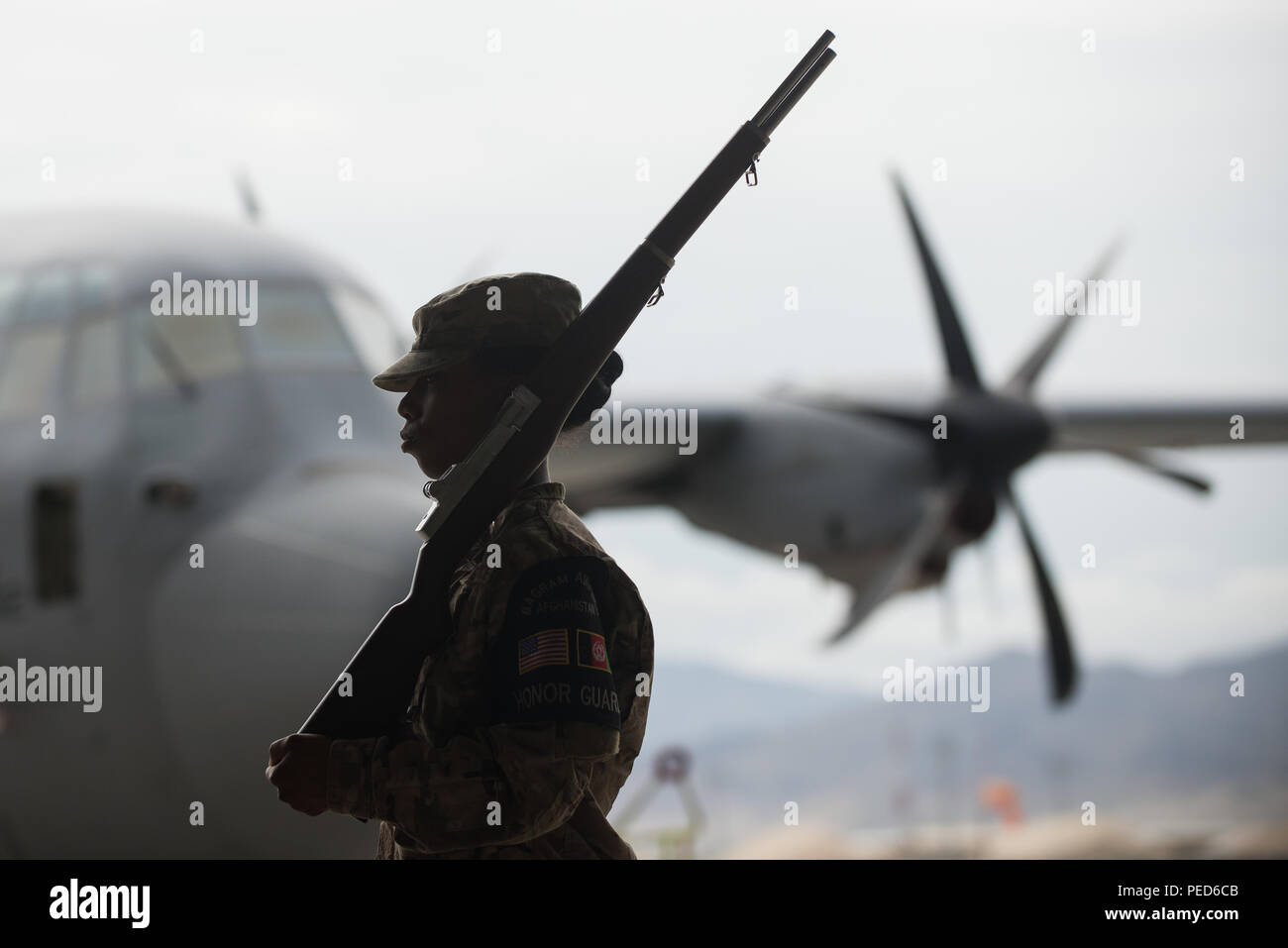 Un U.S. Airman con il Bagram Air Field Guardia d'onore partecipa alla 455th Expeditionary Missione Il gruppo di assistenza di Change il comando cerimonia al Bagram Air Field, Afghanistan, 3 Agosto, 2015. Il 455th MSG è composta di cinque squadrons responsabile per le comunicazioni, ingegnere civile, le operazioni di sostegno di forza, logistica la prontezza e forze di sicurezza. (U.S. Air Force foto di Tech. Sgt. Giuseppe Swafford/rilasciato) Foto Stock