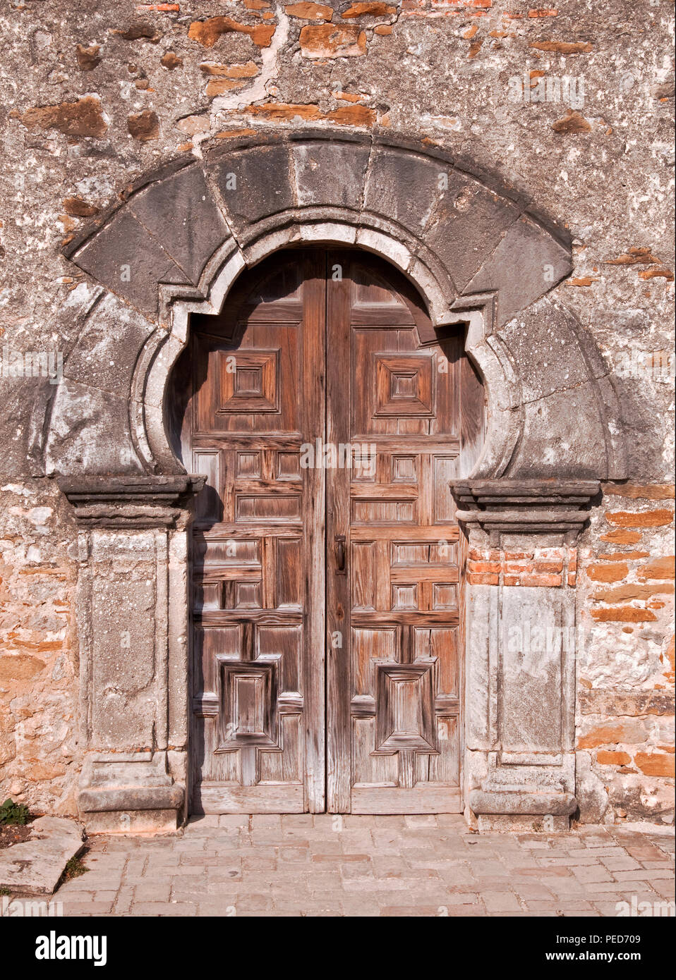 Porta di legno e entrata ad arco. Missione Espada San Antonio Missions National Park Foto Stock