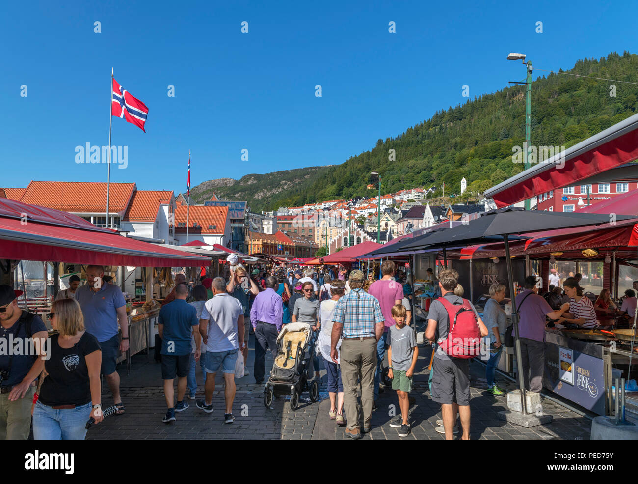 Bergen, Norvegia. Folle di turisti al mercato del pesce di Torget, porto di Vagen, Bergen, Westland, Norvegia Foto Stock