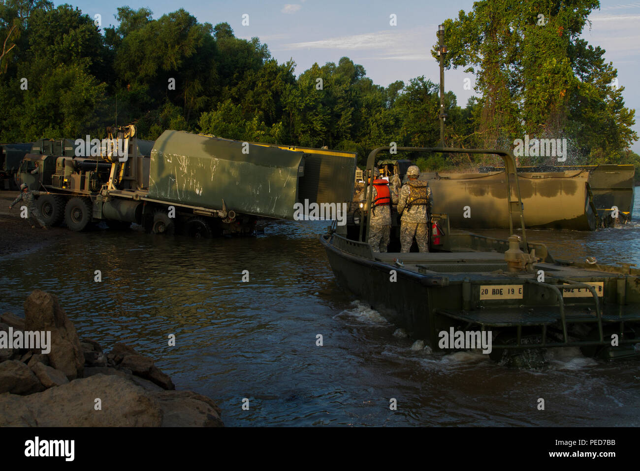 Ponte di membri di equipaggio con l'Ingegnere 502nd Company (Ponte Multi-Rolled Company), da Fort Knox, Ky., assembla una coppia di ponte interno alloggiamenti su Arkansas River durante il divario della formazione a Fort Chaffee, arca. agosto 4. L'intero esercizio durò dal 28 luglio al 7 agosto, 2015, coinvolgendo un quartier generale di brigata, due battaglioni e 17 altre unità, per includere il bridging, Sapper, la mobilità, la costruzione e le compagnie aeree. (U.S. Esercito foto di Sgt. Jeff Shackelford) Foto Stock