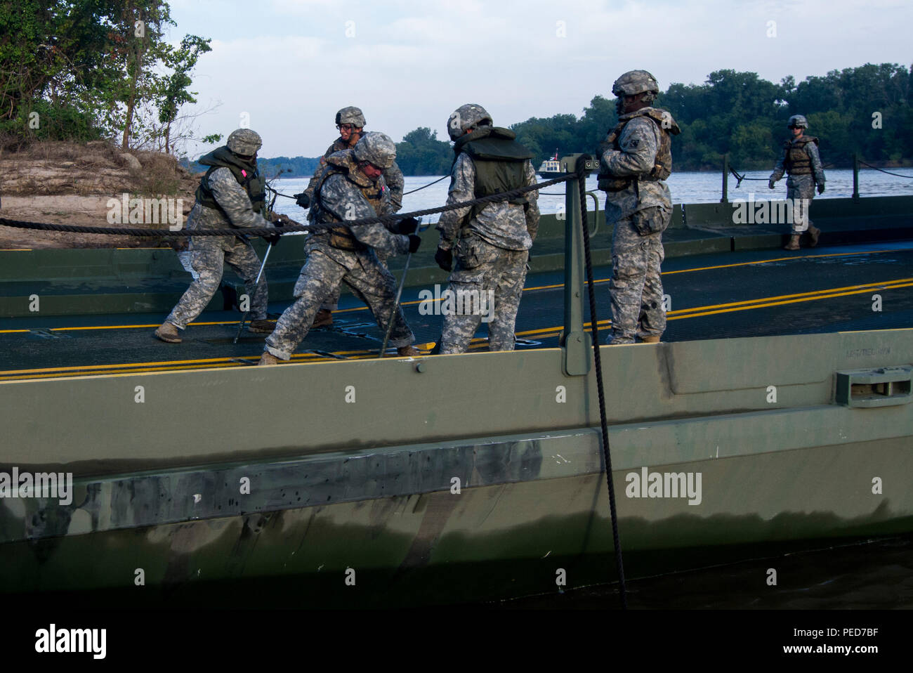 Ponte di membri di equipaggio con l'Ingegnere 502nd Company (Ponte Multi-Rolled Company), da Fort Knox, Ky., assembla una coppia di ponte interno alloggiamenti su Arkansas River durante il divario della formazione a Fort Chaffee, arca. agosto 4. L'intero esercizio durò dal 28 luglio al 7 agosto, 2015, coinvolgendo un quartier generale di brigata, due battaglioni e 17 altre unità, per includere il bridging, Sapper, la mobilità, la costruzione e le compagnie aeree. (U.S. Esercito foto di Sgt. Jeff Shackelford) Foto Stock