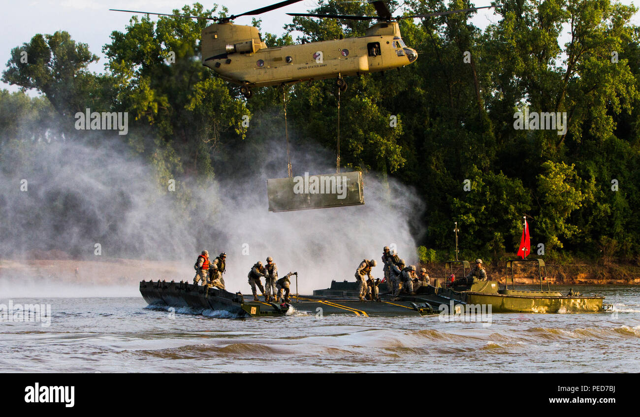 Ponte di membri di equipaggio con l'Ingegnere 502nd Company (Ponte Multi-Rolled Company), da Fort Knox, Ky., assembla una coppia di ponte interno alloggiamenti su Arkansas River durante il divario della formazione a Fort Chaffee, Ark. Agosto 4, l'intero esercizio durò dal 28 luglio al 7 agosto, 2015, coinvolgendo un quartier generale di brigata, due battaglioni e 17 altre unità, per includere il bridging, Sapper, la mobilità, la costruzione e le compagnie aeree. (U.S. Esercito foto di Sgt. Jeff Shackelford) Foto Stock