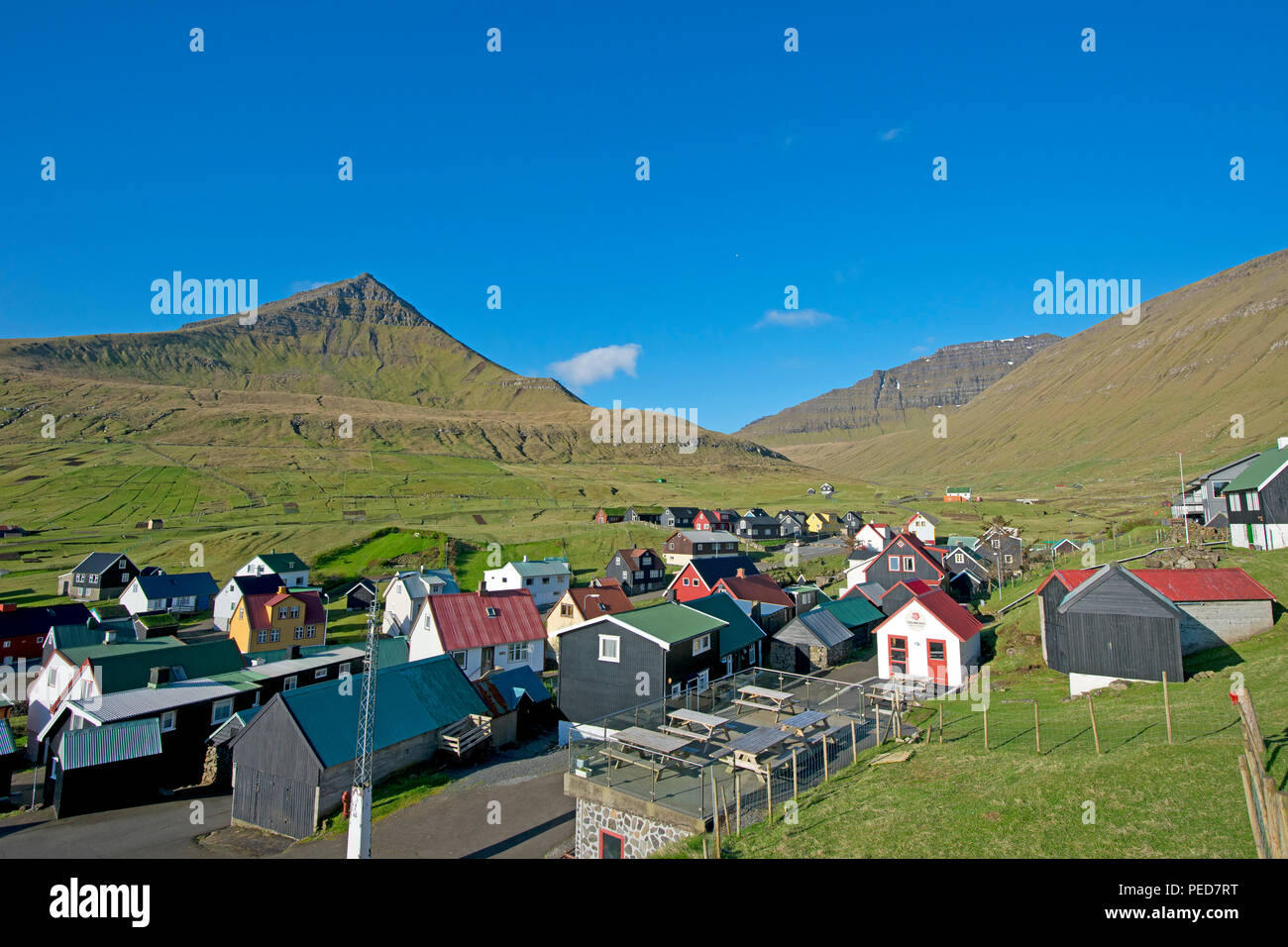 Vista del villaggio di Gjogv nelle isole Faerøer, Danimarca, Europa Foto Stock