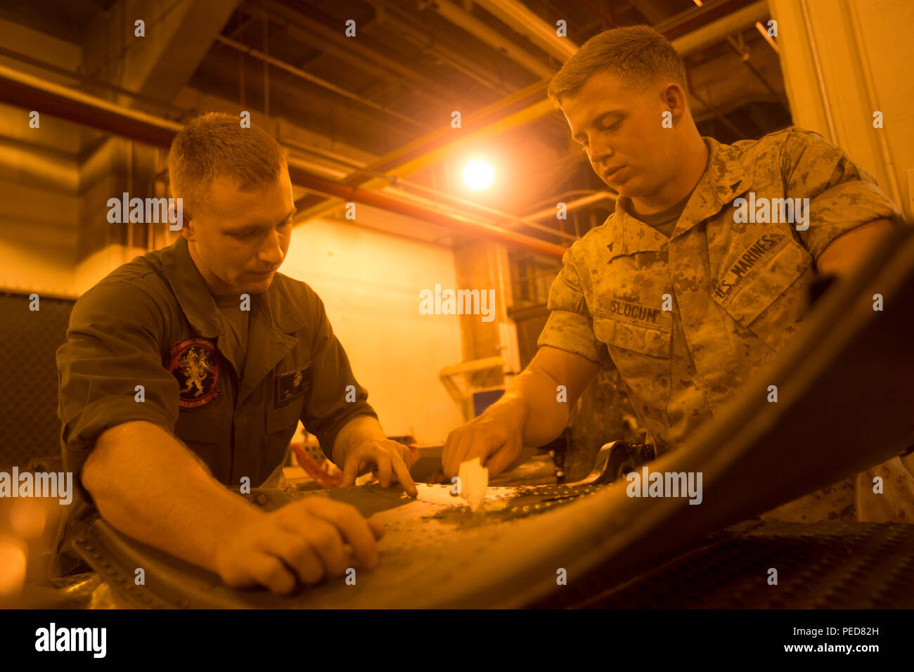 Stati Uniti Marine Corps Cpl. Joshua K. Pietra, a sinistra, e Lance Cpl. James R. Slocum, sia degli aerei a livello intermedio di meccanica delle strutture con Marine Aviation Logistics Squadron 14 (MALS-14), ispezionare riparazioni eseguite su un AV-8B Harrier II freno di velocità al Marine Corps Air Station Cherry Point, N.C., e il Agosto 4, 2015. Malles-14 è solidale alla seconda aeromobili Marina Wing conducendo la prevenzione e la manutenzione correttiva per mantenere gli aerei missione pronto. (U.S. Marine Corps photo by Lance Cpl. Austin A. Lewis/rilasciato) Foto Stock Stati Uniti Marine Corps Cpl. Joshua K. Pietra, a sinistra, e Lance Cpl. James R. Slocum, sia degli aerei a livello intermedio di meccanica delle strutture con Marine Aviation Logistics Squadron 14 (MALS-14), ispezionare riparazioni eseguite su un AV-8B Harrier II freno di velocità al Marine Corps Air Station Cherry Point, N.C., e il Agosto 4, 2015. Malles-14 è solidale alla seconda aeromobili Marina Wing conducendo la prevenzione e la manutenzione correttiva per mantenere gli aerei missione pronto. (U.S. Marine Corps photo by Lance Cpl. Austin A. Lewis/rilasciato) Foto Stock