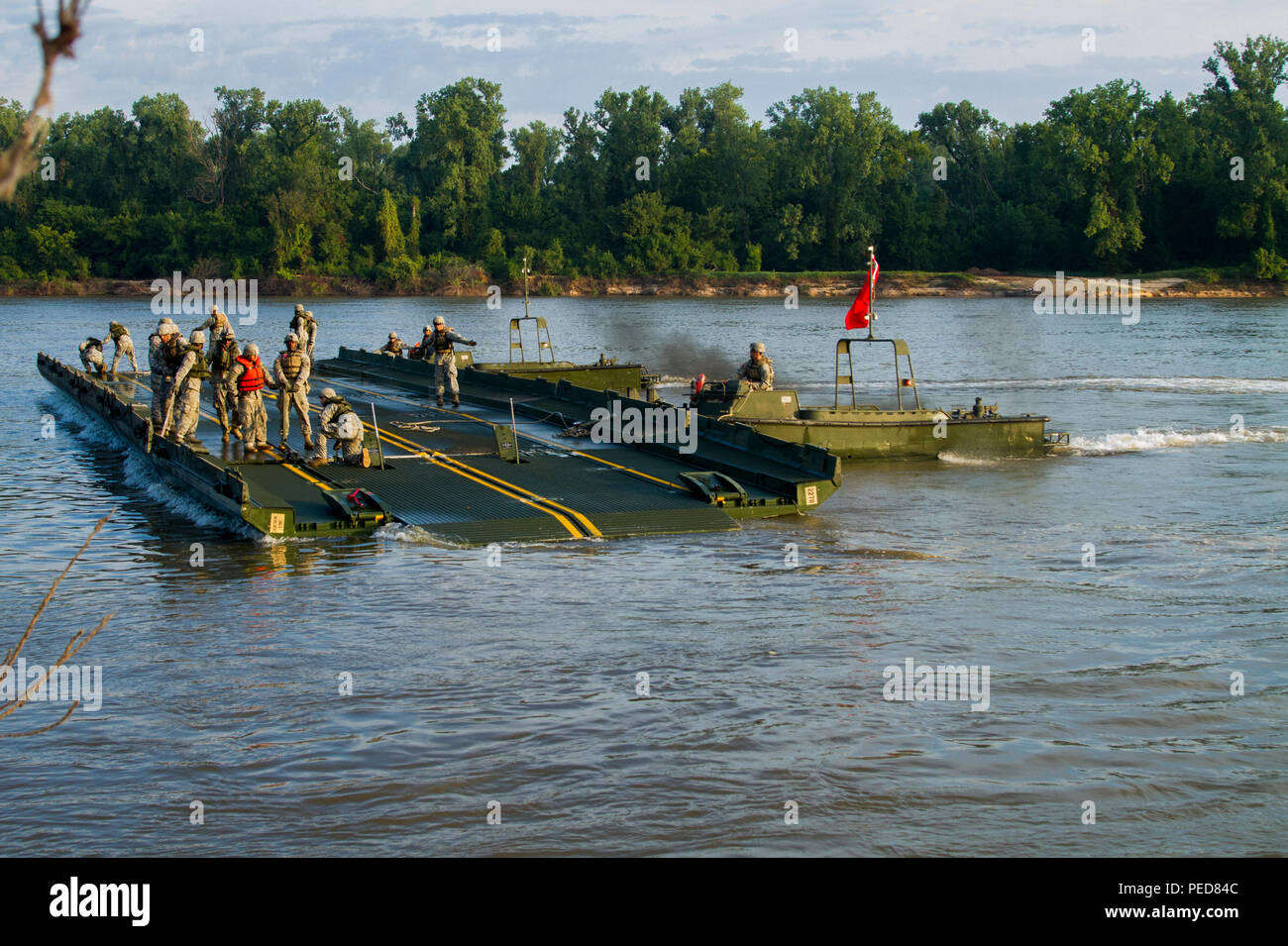 Ponte di membri di equipaggio con l'Ingegnere 502nd Company (multiruolo ponte), da Fort Knox, Ky., riposizionare il ponte interno alloggiamenti durante il funzionamento fiume Assault 2015 a Fort Chaffee, arca. agosto 4. L'intero esercizio di formazione dura dal 25 luglio al 7 agosto, che coinvolgono un quartier generale di brigata, due battaglioni e 17 altre unità, per includere il bridging, Sapper, la mobilità, la costruzione e le compagnie aeree. (U.S. Esercito foto di Sgt. Jeff Shackelford) Foto Stock