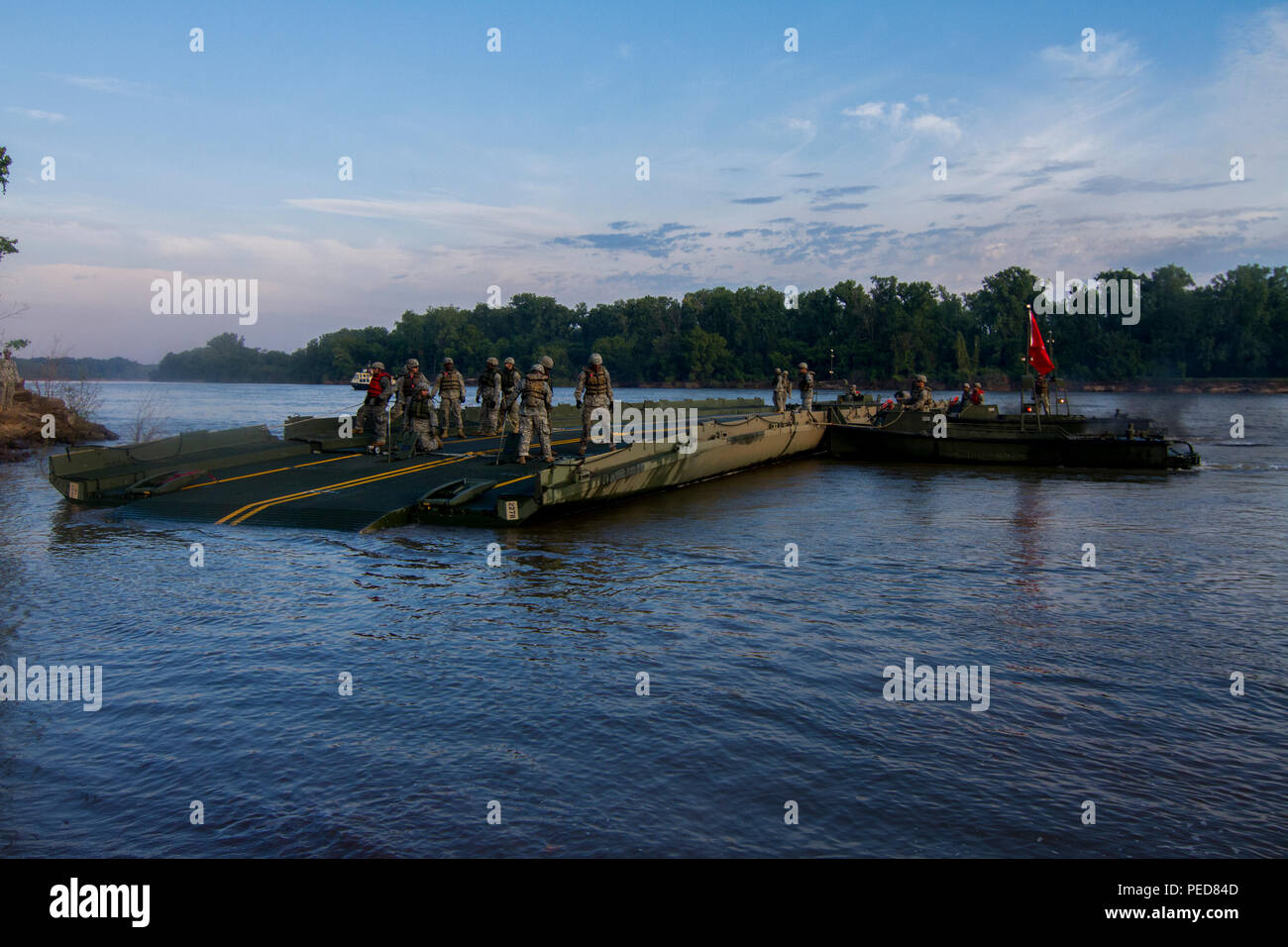 Ponte di membri di equipaggio con l'Ingegnere 502nd Company (multiruolo ponte), da Fort Knox, Ky., riposizionare il ponte interno alloggiamenti durante il divario attraversando a Fort Chaffee, arca. agosto 4 durante il funzionamento fiume Assault 2015. L'intero esercizio di formazione dura dal 25 luglio al 7 agosto, che coinvolgono un quartier generale di brigata, due battaglioni e 17 altre unità, per includere il bridging, Sapper, la mobilità, la costruzione e le compagnie aeree. (U.S. Esercito foto di Sgt. Jeff Shackelford) Foto Stock