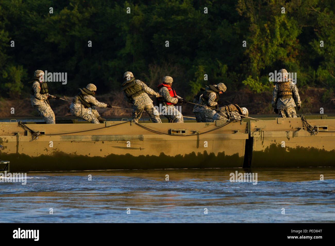 Ponte di membri di equipaggio con l'Ingegnere 502nd Company (multiruolo ponte), da Fort Knox, Ky., assembla una coppia di ponte interno alloggiamenti su Arkansas River durante il funzionamento fiume Assault 2015 a Fort Chaffee, arca. agosto 4. L'intero esercizio di formazione dura dal 25 luglio al 7 agosto, che coinvolgono un quartier generale di brigata, due battaglioni e 17 altre unità, per includere il bridging, Sapper, la mobilità, la costruzione e le compagnie aeree. (U.S. Esercito foto di Sgt. Jeff Shackelford) Foto Stock