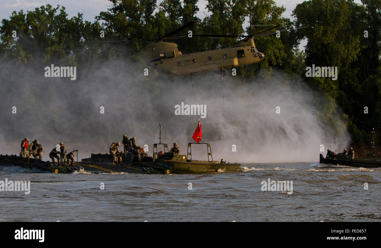 Un esercito riserva CH-47 elicottero Chinook assegnato al Bravo Company, 7/158th aviazione, Fort Hood in Texas, offre un interno bridge bay bridge di membri di equipaggio con l'Ingegnere 502nd Company (multiruolo ponte), da Fort Knox, Ky., durante il funzionamento il fiume Assault 2015 a Fort Chaffee, arca. ago 4. Soldati provenienti da vari riserva di esercito e attiva le unità di dovere allenati insieme all'esercizio, una formazione di bridging esercizio di esercito di ingegneri e di altri elementi di supporto per la creazione di un ponte modulare sull'acqua. (U.S. Esercito foto di Sgt. Jeff Shackelford) Foto Stock