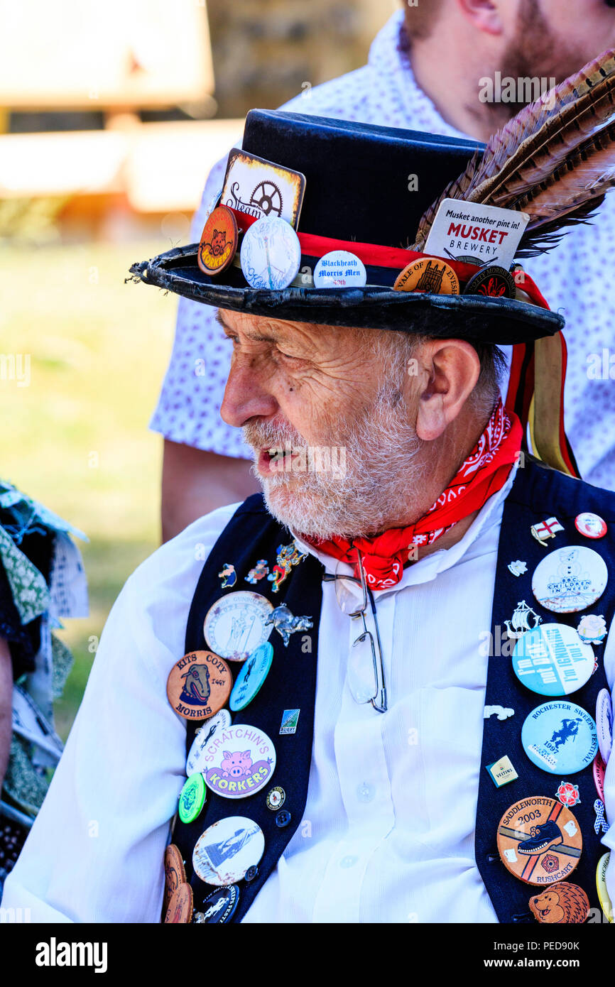 Inglese tradizionale ballerino folk dal Kent Korkers & Scratchin maiale's morris. Maschio maturo, leggera barba, indossa black hat e gilet con badge o Foto Stock