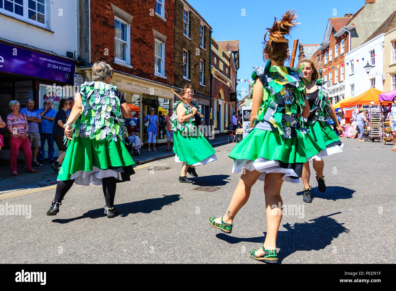 Inglese tradizionale ballerini folk, Donne del Nord-ovest Offcumduns intasamento sul lato di danza, balli in strada a sandwich e Folk Festival Ale. Foto Stock