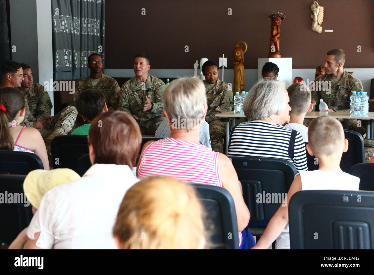 Stati Uniti Il personale dell'esercito Sgt. Mark Korte, una scout di cavalleria e il controllo del movimento del team leader attaccata alla truppa di P, 4° Stormo, 2° reggimento di cavalleria, parla ai membri della locale comunità Polacca presso la città al centro civico il 7 agosto 2015, in Nowa Deba, Polonia. L'evento di divulgazione è stata un opportunità per la comunità locale per saperne di più circa la visita del gruppo americano, che per diverse settimane è stata la formazione a fianco l'esercito polacco come parte di Operazione Atlantic risolvere, un continuo sforzo multinazionale per garantire il mantenimento della pace e della stabilità in Europa attraverso la formazione combinata e sicurezza cooperatio Foto Stock