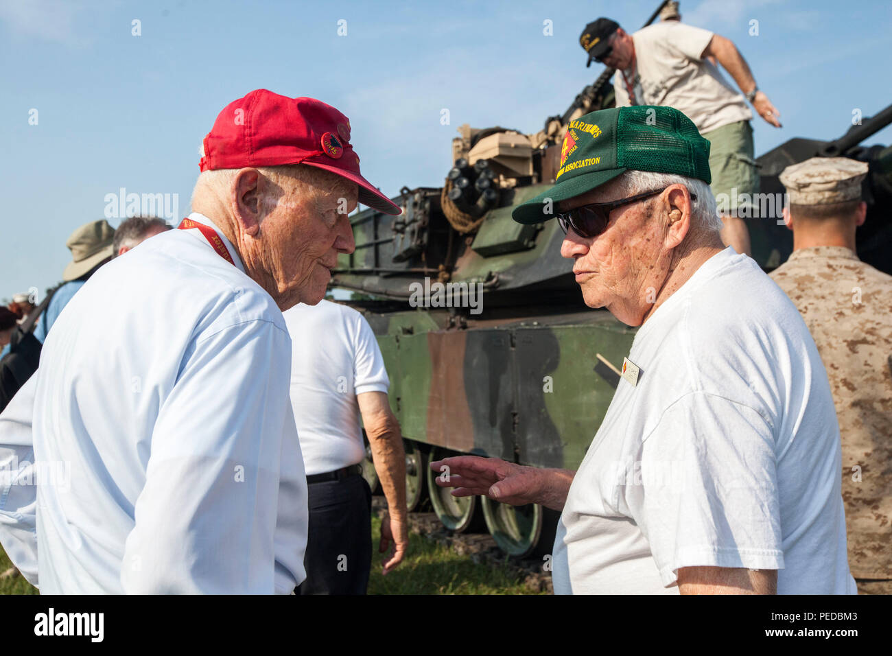 I veterani della 4th Marine Division esaminarono le capacità di un carro armato M1A1 Abrams a William Pendleton Thompson Hill Field, Camp Lejeune, Carolina del Nord, il 5 agosto 2015. La visita comprendeva dimostrazioni di attrezzature, visite alla comunità e si concludeva con la cerimonia di disattivazione dell'unità. I veterani hanno osservato le moderne attrezzature operative e pratiche di addestramento del corpo dei Marines, evidenziando gli attuali sistemi di combattimento e rafforzando il loro collegamento con le forze in servizio attivo. Foto Stock