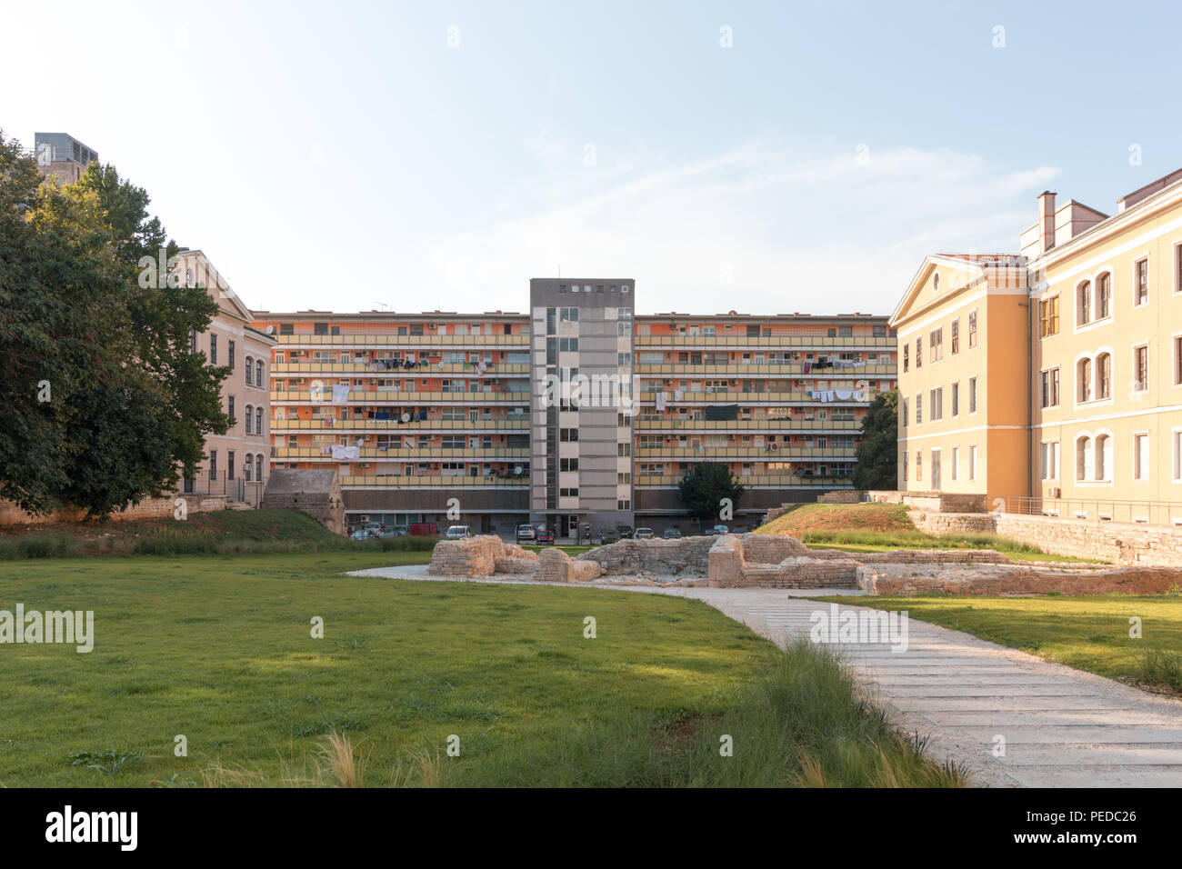 Pola, Croazia - 31 Luglio 2018: vista di un edificio prefabbricato nel centro storico della città di Pola, Istria, Croazia. Foto Stock