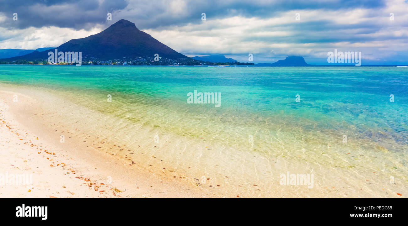 Tropical sabbiosa spiaggia di Wolmar in giornata di sole. Bellissimo paesaggio. Panorama. Maurizio Foto Stock