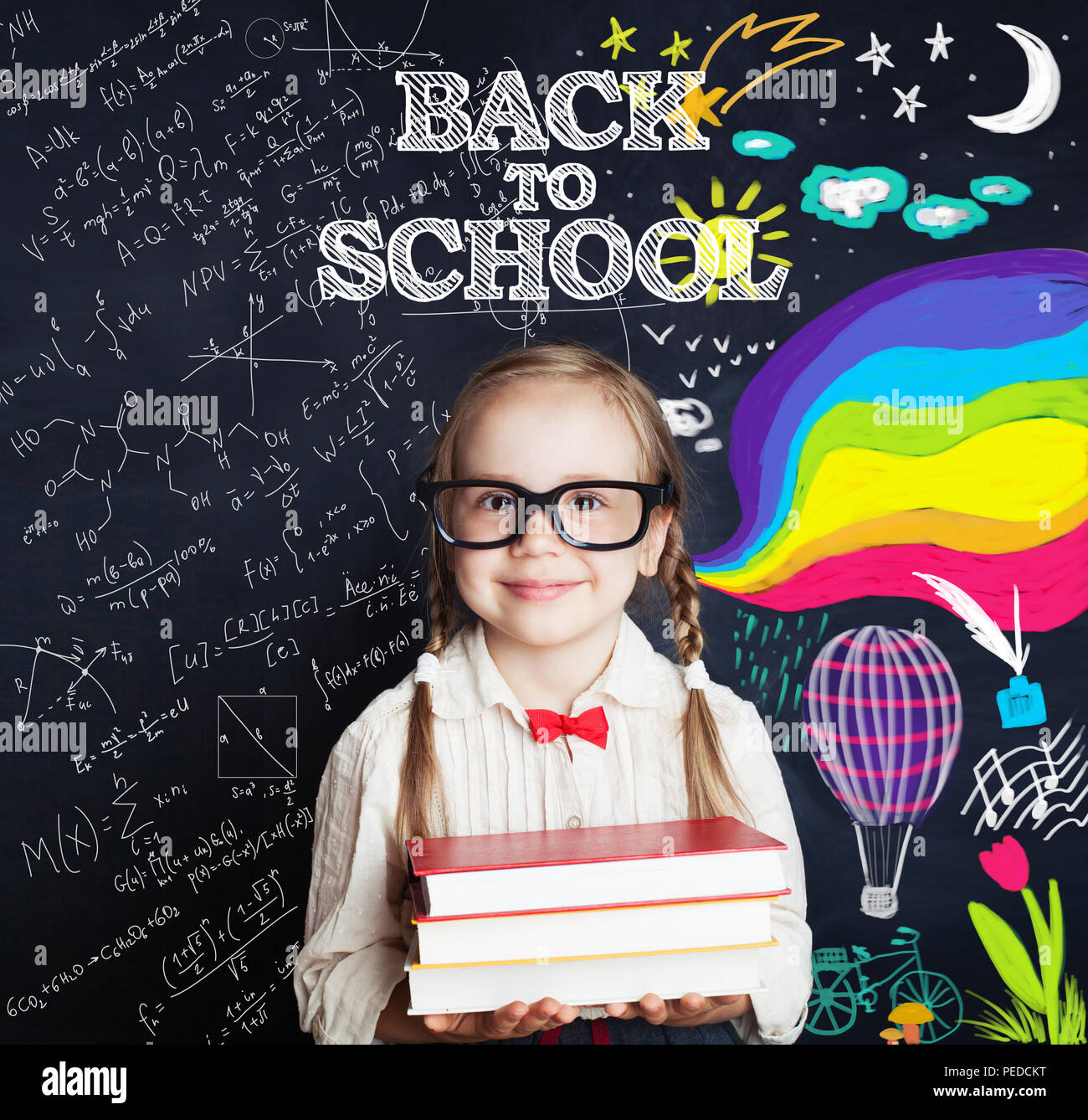 Сhild ragazza con libro su chalk board dello sfondo. Si torna a scuola - scuola elementare lezione e il concetto di istruzione. Foto Stock