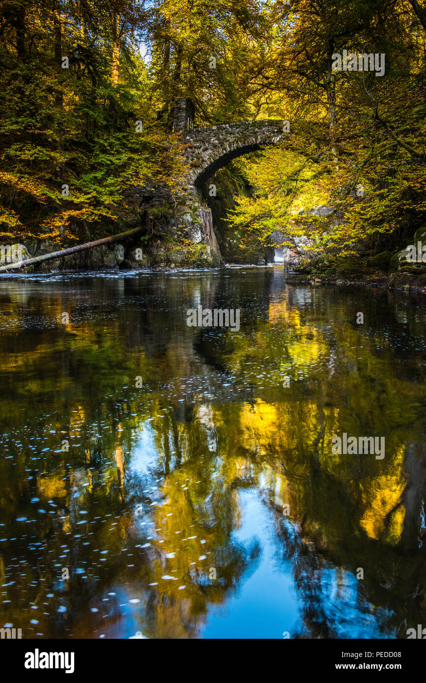 Il vecchio ponte sul fiume Braan presso l'eremo vicino a Dunkeld, Perthshire nelle Highlands della Scozia Foto Stock