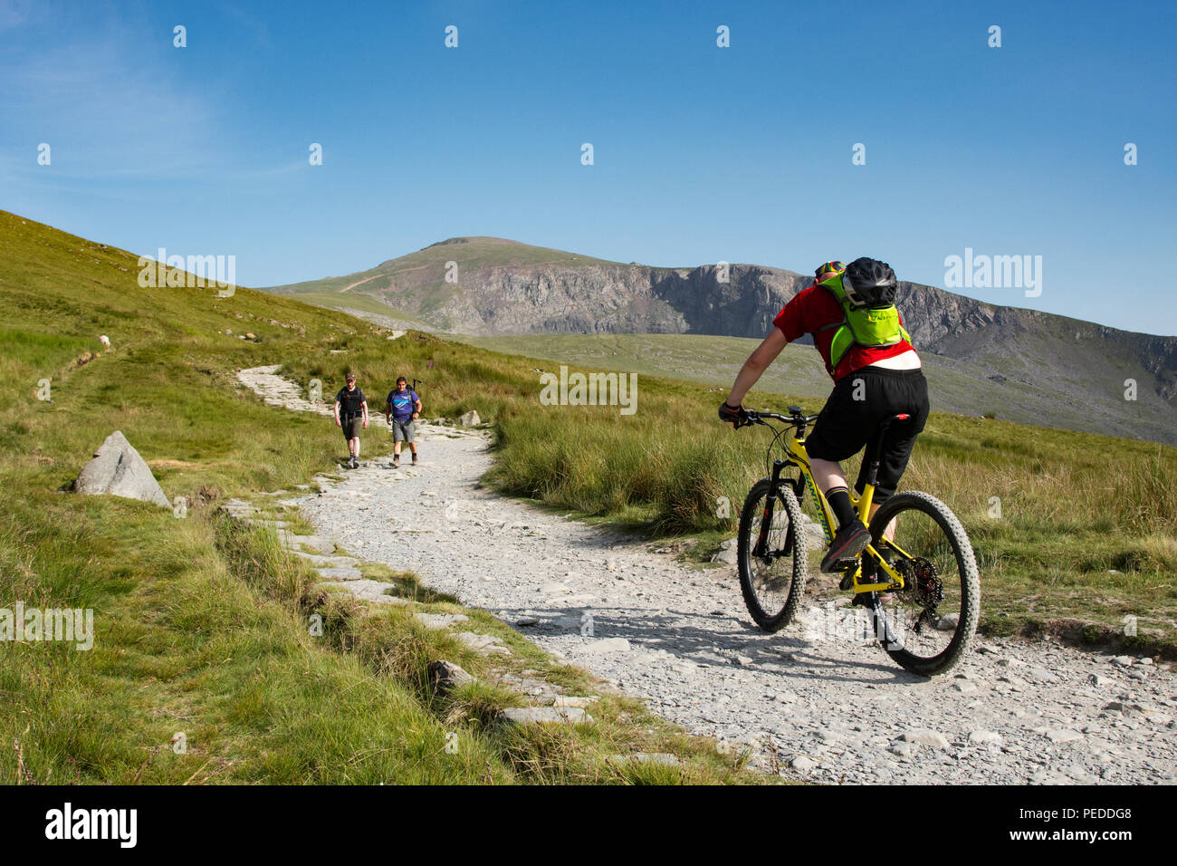 Mountain bike Escursioni in bicicletta fino il percorso di Llanberis voce per il vertice di Snowdon. Foto Stock