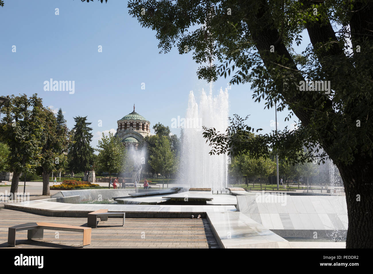 Belle fontane schizzare acqua a piazza principale nella parte interna della città di Pleven, Bulgaria Foto Stock