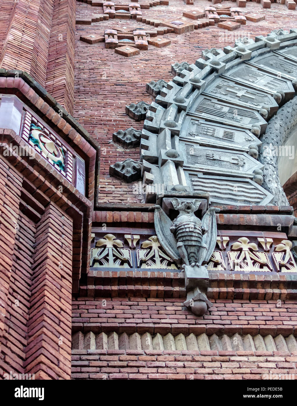 Pipistrelli di pietra su colonne di mattoni rossi Arc de Triomf (arco trionfale in stile Neo-Mudejar in Barcellona, Spagna Foto Stock