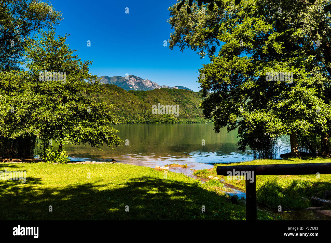 Il lago e le montagne a Levico Terme, Trentino, Italia Foto Stock
