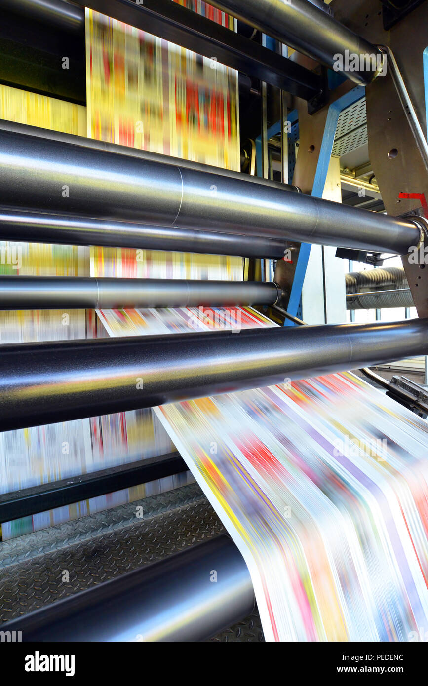 Rullo di stampa offset macchina in un grande negozio di stampa per la produzione di giornali e riviste Foto Stock