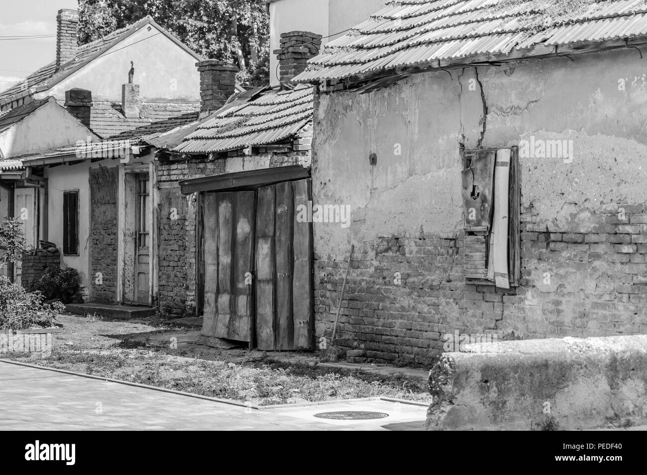 Vecchio abbandonate case a spiovente, Black & White, close up Foto Stock