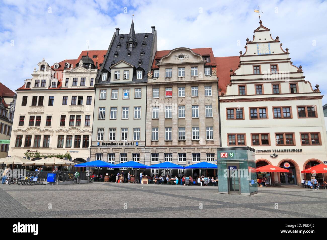 LEIPZIG, Germania - 9 Maggio 2018: la gente visita Markt square a Leipzig,  Germania. Lipsia è la decima città più grande in Germania con 582,277  abitanti Foto stock - Alamy