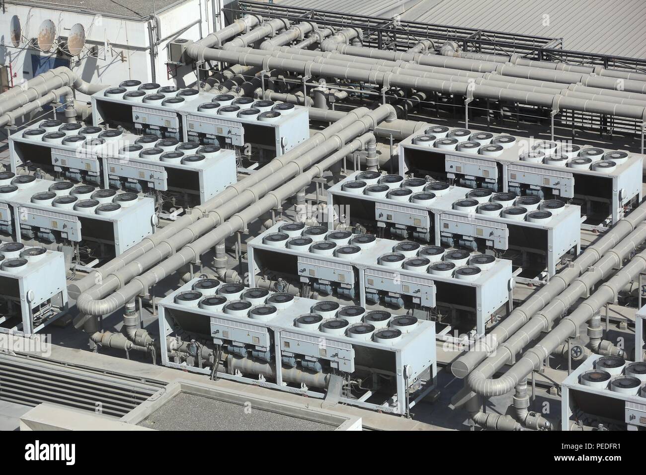 Sistemi HVAC tetto - industriali di condizionamento aria in una grande sala espositiva. Foto Stock