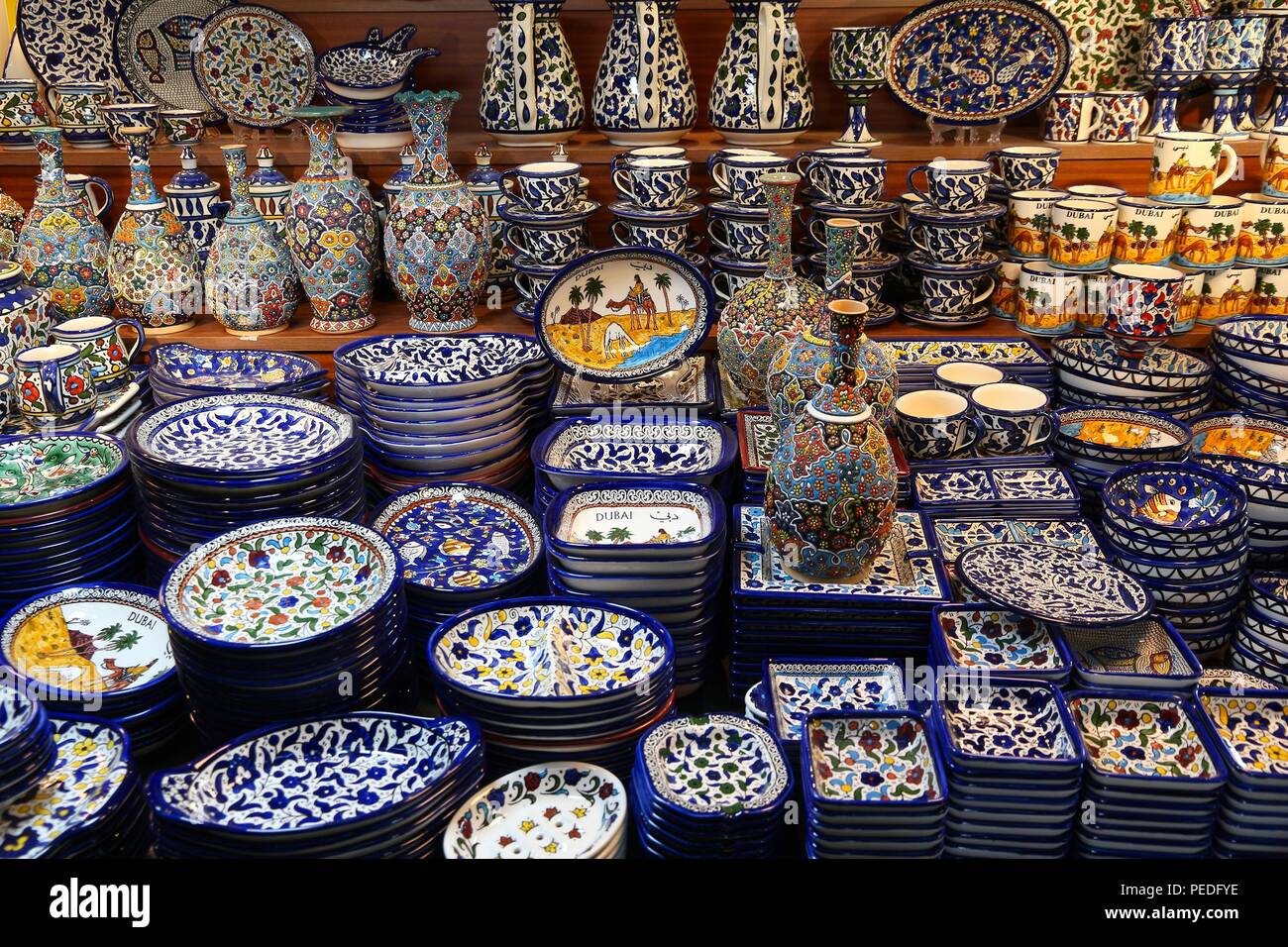 DUBAI, Emirati Arabi Uniti - 23 novembre 2017: stile arabo tradizionale ceramica al Souk Madinat Jumeirah a Dubai. Il tradizionale stile Arabo bazar è parte di Madi Foto Stock