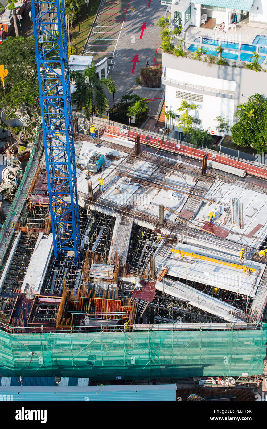 Vista aerea verticale di un progetto industriale di costruzione in corso. Singapore. Foto Stock