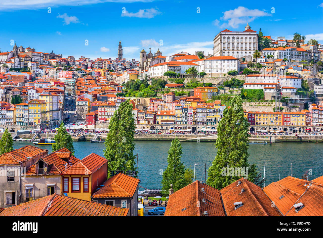 Porto, Portogallo città vecchia skyline di tutto il fiume Douro. Foto Stock