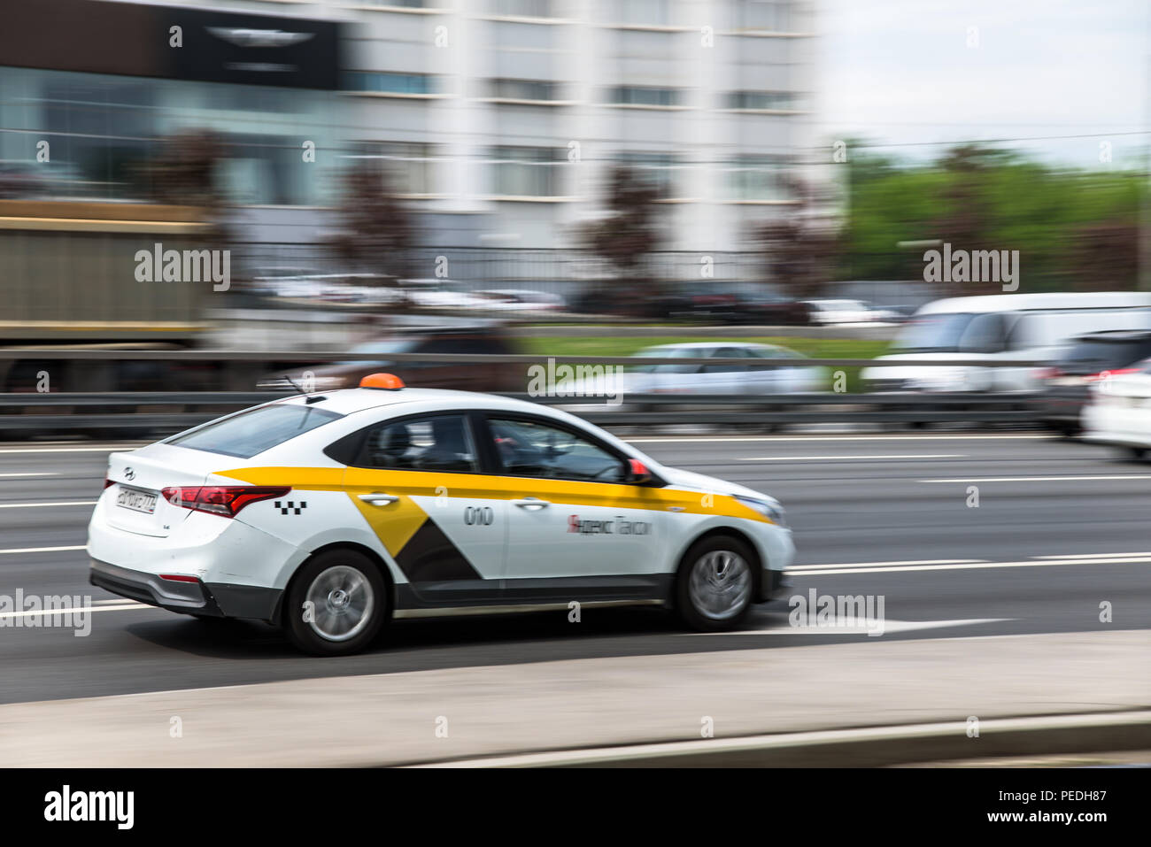 Russia, Mosca - 13 Maggio 2018: Motion city street scene con un taxi yandex Foto Stock