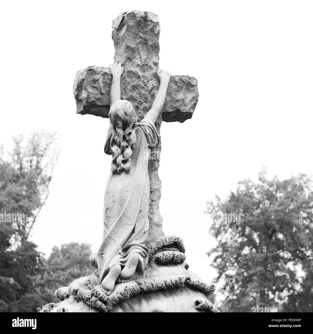 Bella foto in bianco e nero prese nel cimitero di Greenwood di un famoso oggetto contrassegnato per la rimozione definitiva, di una donna che tiene una croce. Foto Stock