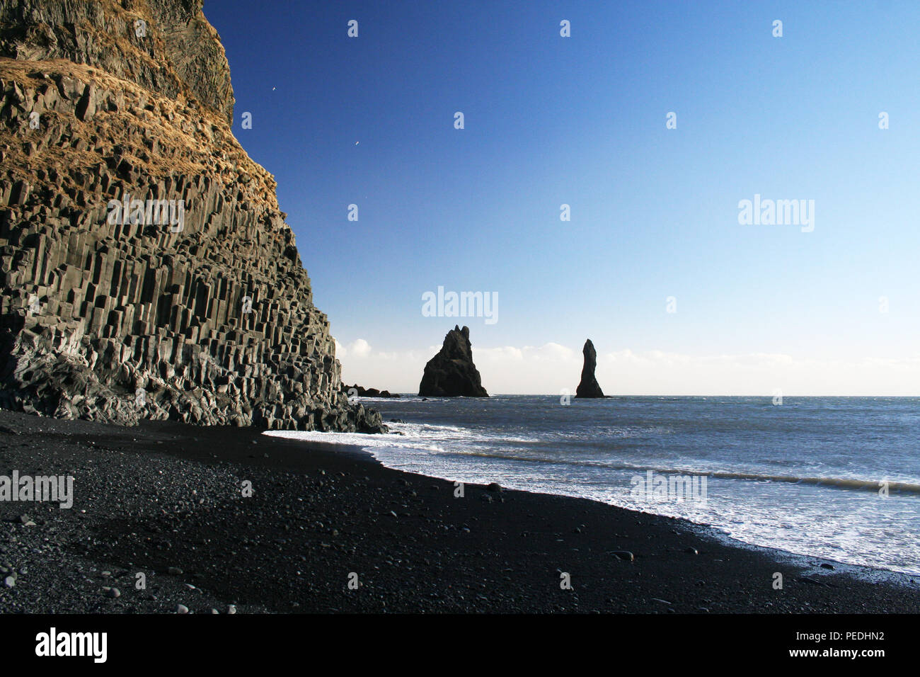 Reynisfjara spiaggia di sabbia nera, colonne di basalto e,Reynisdrangar Islanda Foto Stock