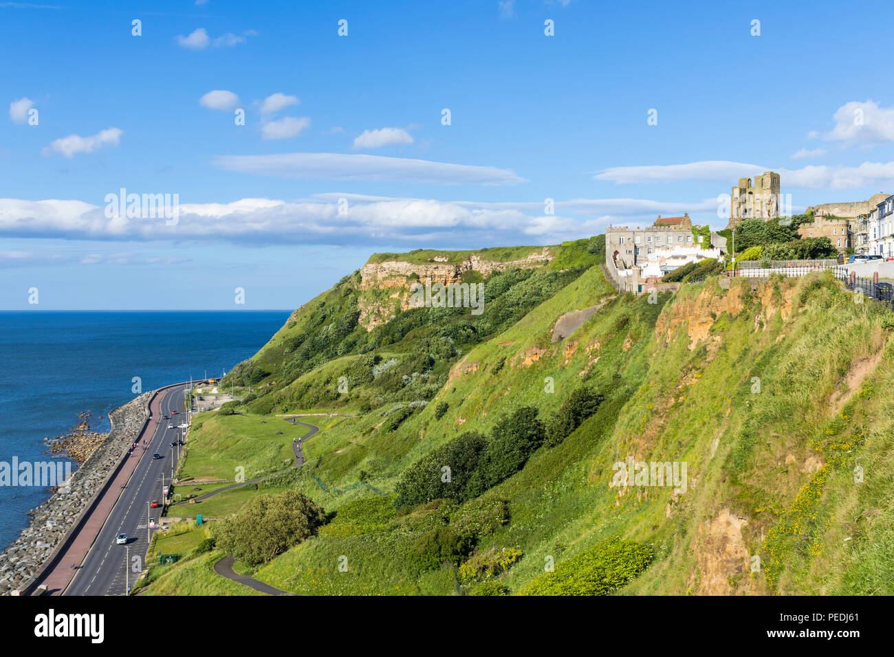 Castello di Scarborough affacciato sul Royal Albert percorrere il lungomare a Scarborough Regno Unito yorkshire North Yorkshire Inghilterra Scarborough Regno unito Gb europa Foto Stock
