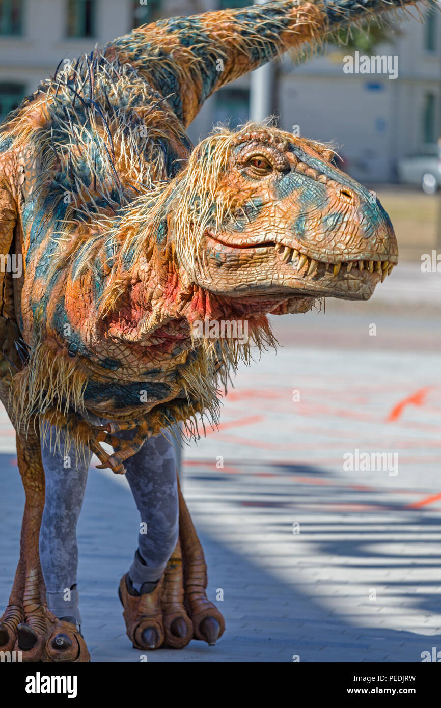 Vita di una creatura di dimensioni da Walking with Dinosaurs - $20 milioni spettacolare arena passeggiando per le strade di Göteborg Foto Stock