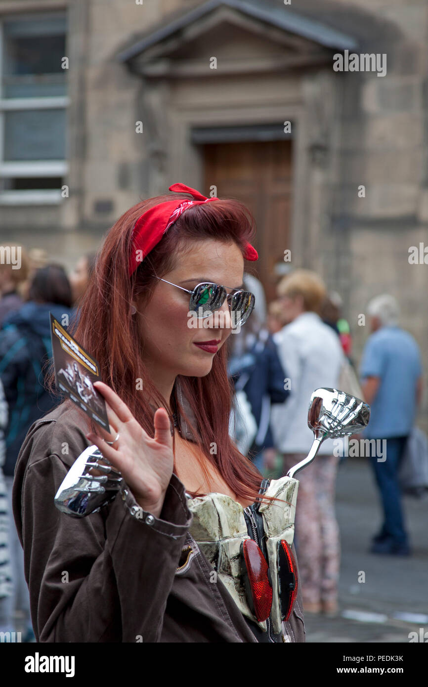 Edinburgh Fringe Festival 2018, affascinante ragazza mani volantini Edimburgo, Scozia, Regno Unito Foto Stock