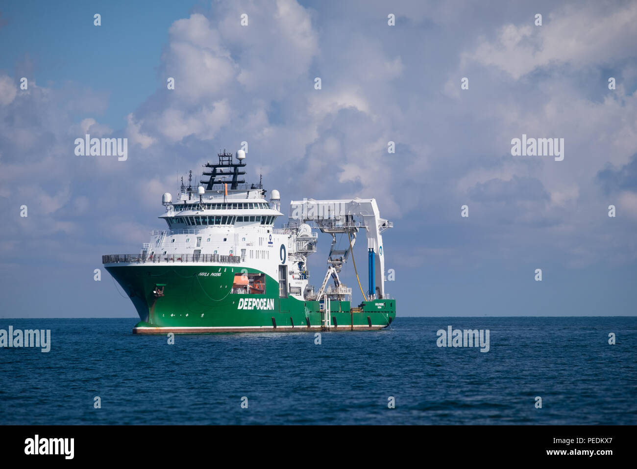 La costruzione offshore nave di supporto, Havila Phoenix, lavorando sulla gara di Banca del parco eolico offshore nel Mare del Nord, Regno Unito Foto Stock