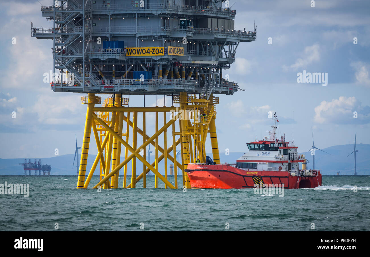 L'equipaggio recipiente di trasferimento Njord Thor spinto alla sottostazione offshore, Z04, Walney Estensione del parco eolico offshore Foto Stock