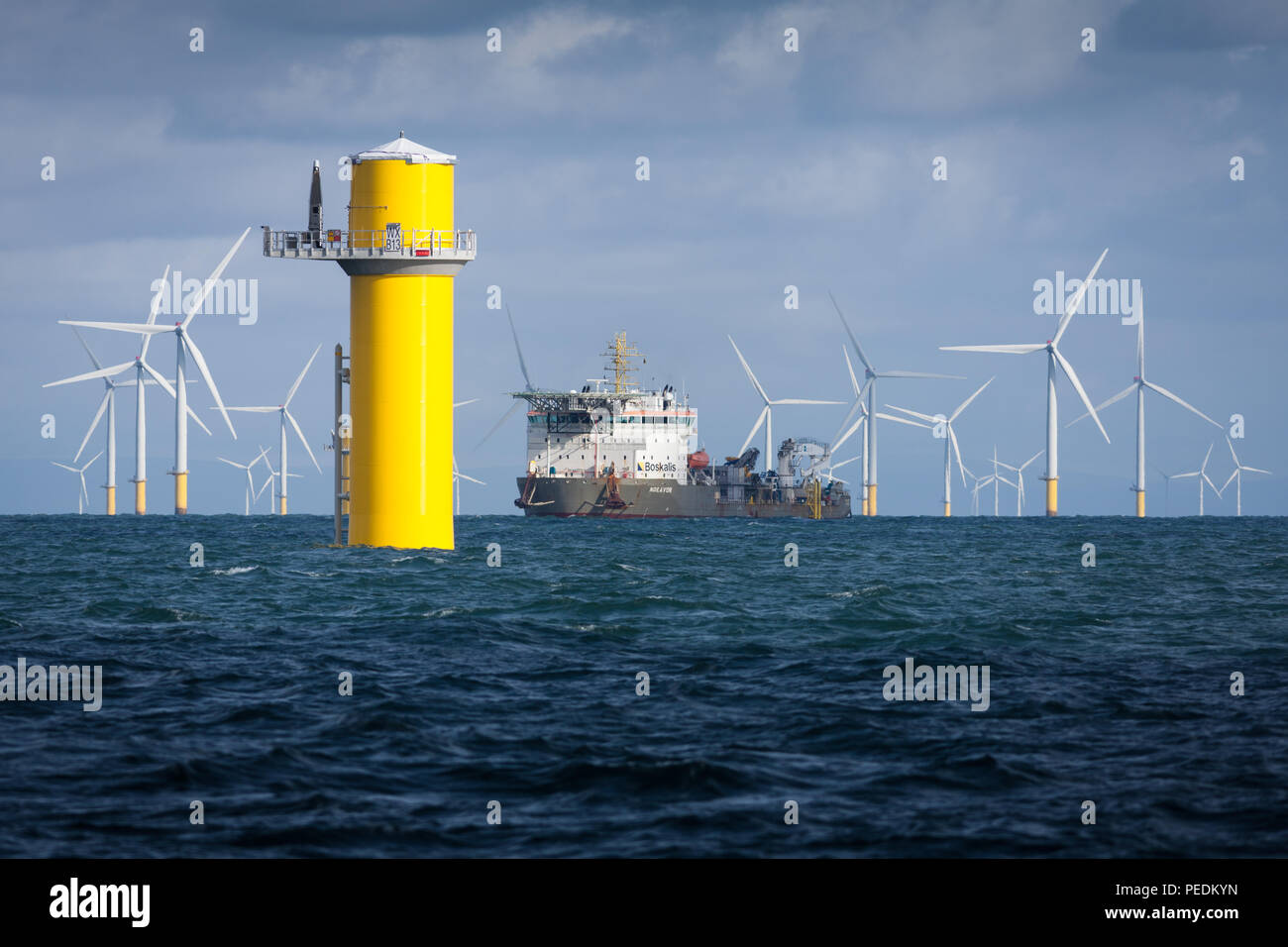 L'installazione del cavo nave "Ndeavor' lavorando sul Walney Estensione del parco eolico offshore Foto Stock