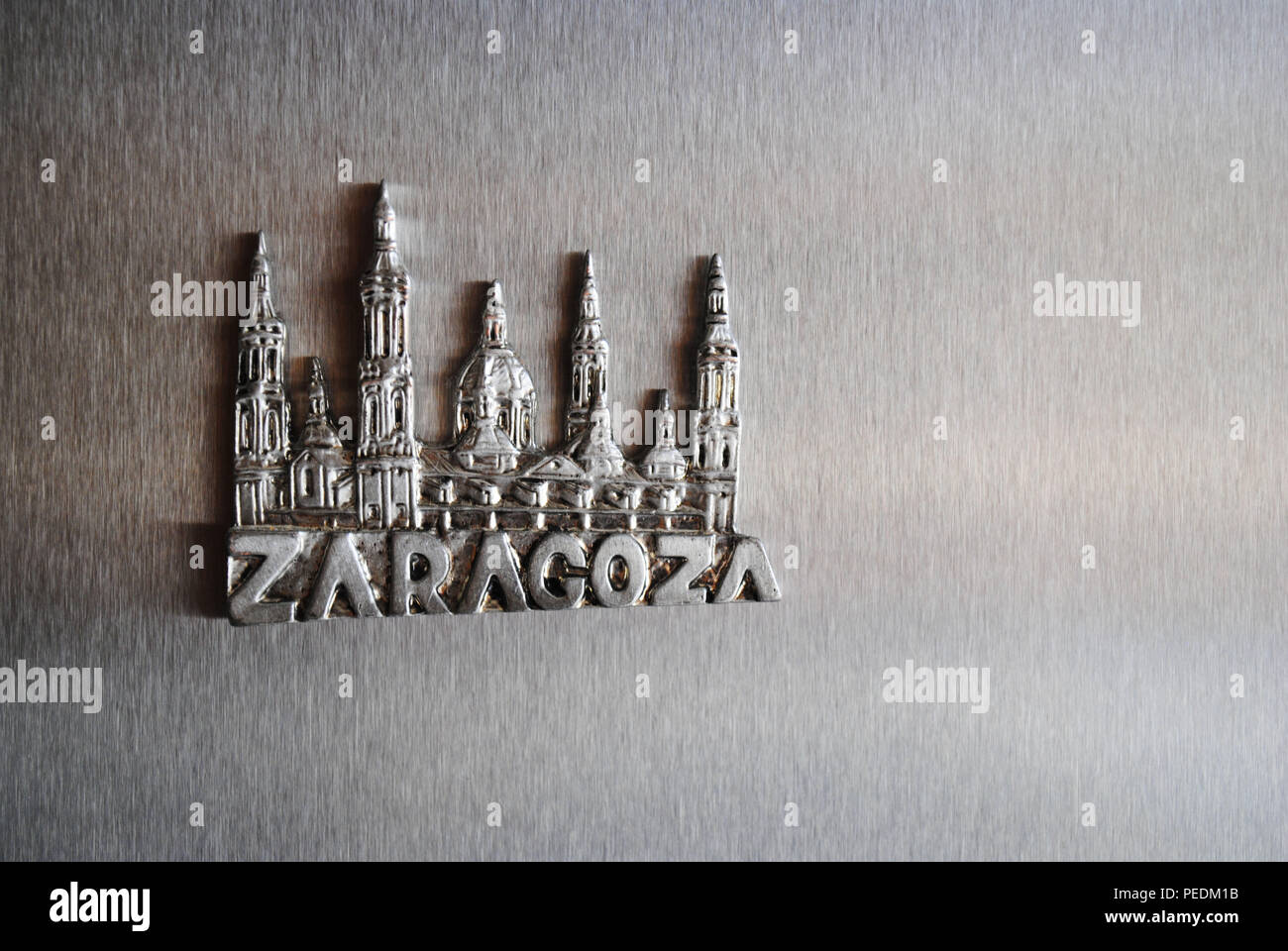 Un souvenir magnete frigo da Zaragoza, Spagna, grazie all'eccezionale Cattedrale-basilica della Madonna del Pilastro. Foto Stock