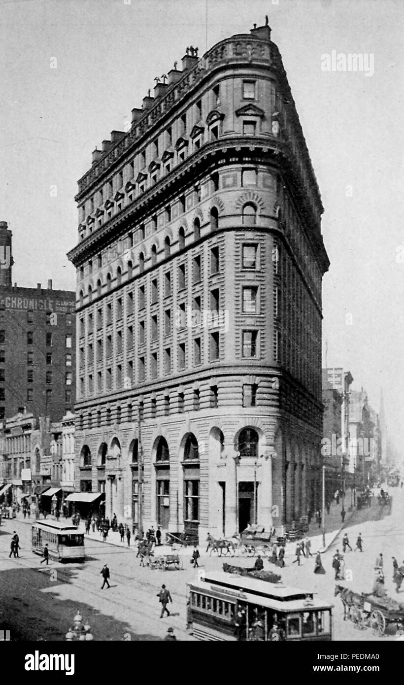 Fotografia in bianco e nero che mostra agli inizi del ventesimo secolo Crocker edificio, costruito in una forma a cuneo su una strada di città angolo, con tram e persone visibile in primo piano, l'edificio fu distrutto da un terremoto e fuoco, dal volume "La storia di San Francisco e di emergenza sul Vesuvio Horror, ' scritto da Carlo Eugenio Banche e Opie Percival leggere, e pubblicato a Chicago, 1906. La cortesia Internet Archive. () Foto Stock
