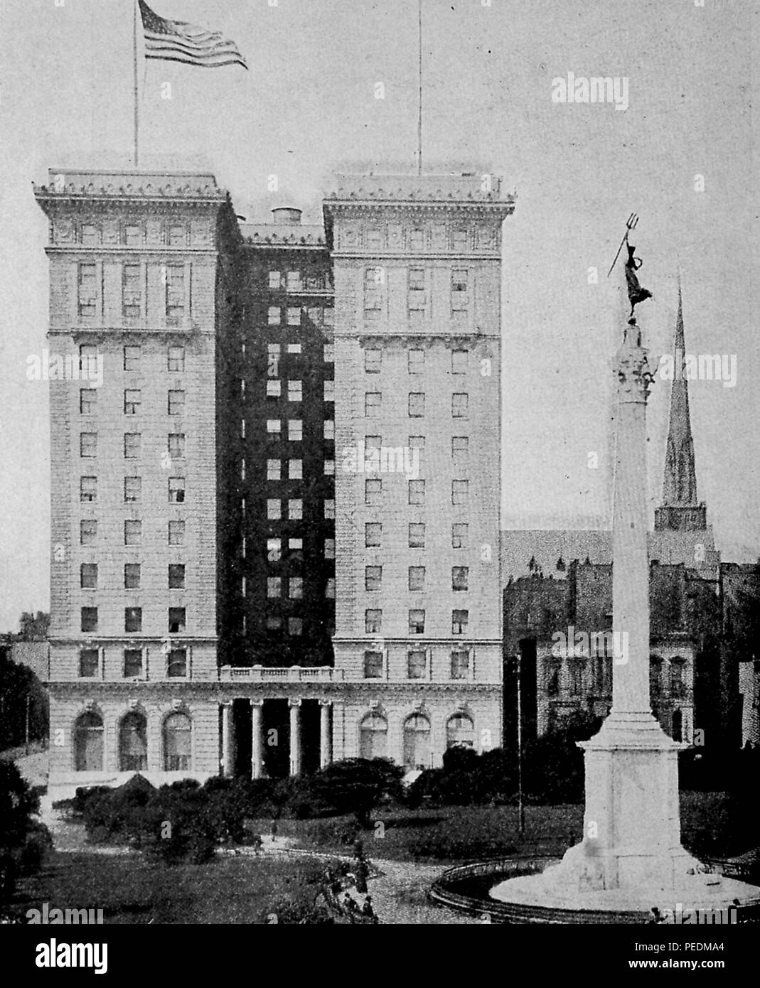 Fotografia in bianco e nero che mostra il San Francesco Hotel, con alberi e il Dewey Monument in primo piano, dal volume "La storia di San Francisco e di emergenza sul Vesuvio Horror, ' scritto da Carlo Eugenio Banche e Opie Percival leggere, e pubblicato a Chicago, 1906. La cortesia Internet Archive. () Foto Stock