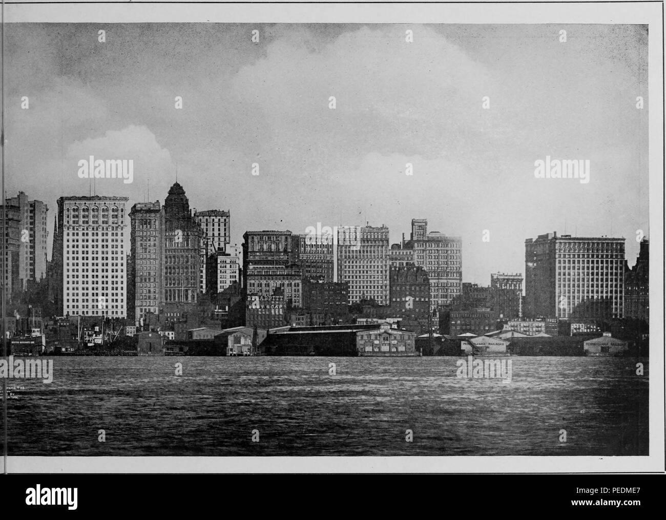 La fotoincisione dello skyline di New York City, il porto di New York visibile in primo piano, 1912. La cortesia Internet Archive. () Foto Stock