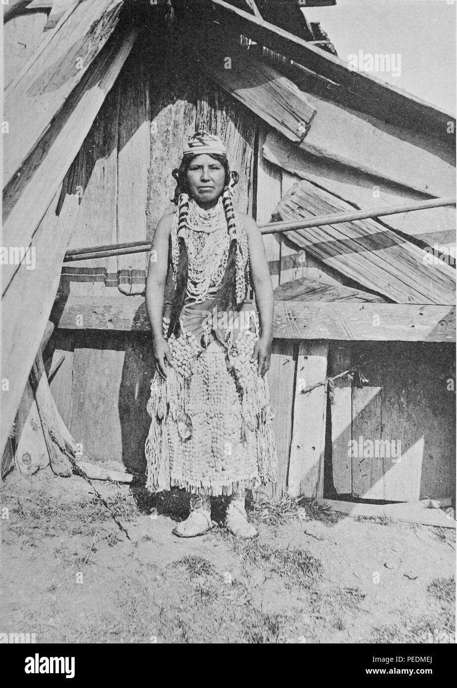 Ritratto a figura intera di un giovane non identificato Olekwo'l (Yurok) donna nel tradizionale regalia, 1903. La cortesia Internet Archive. () Foto Stock