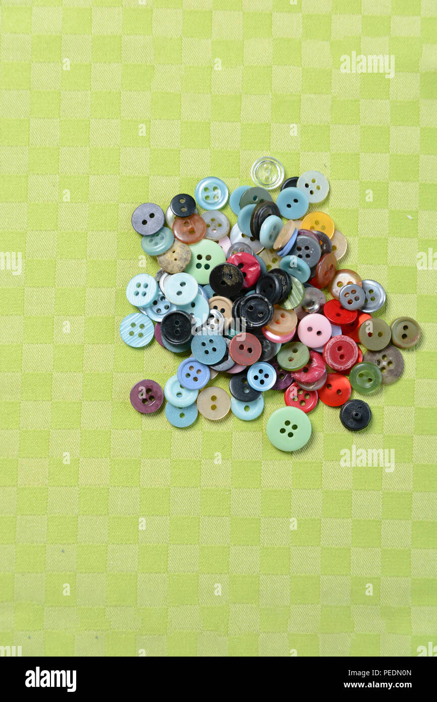 Colore pulsanti di piccole dimensioni su uno sfondo verde 2018 Foto Stock
