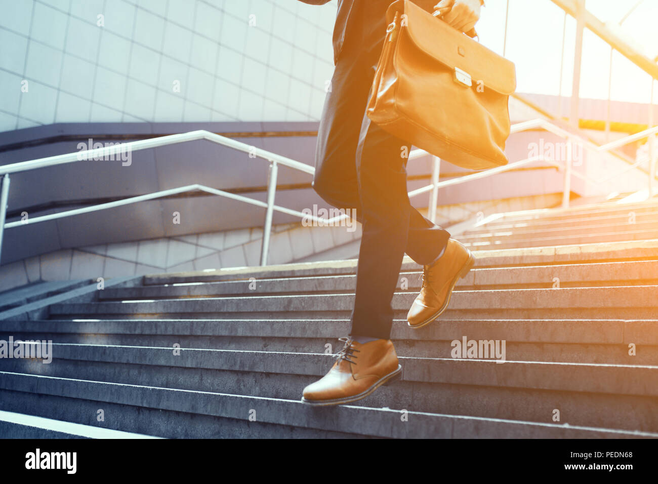 Immagine ritagliata di imprenditore a piedi giù per le scale. Foto Stock